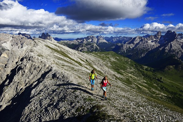 Hikers on the ascent from the Prato Piazza to the summit of the Durrenstein