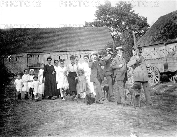 Bauernfamilie marches to the music