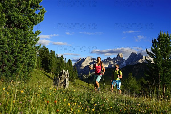 Hikers on the ascent from the Prato Piazza to the summit of the Durrenstein