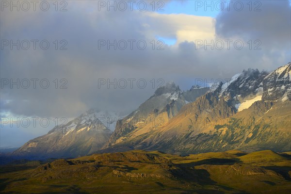 Cerro Almirante Nieto and Cuernos at sunrise with clouds