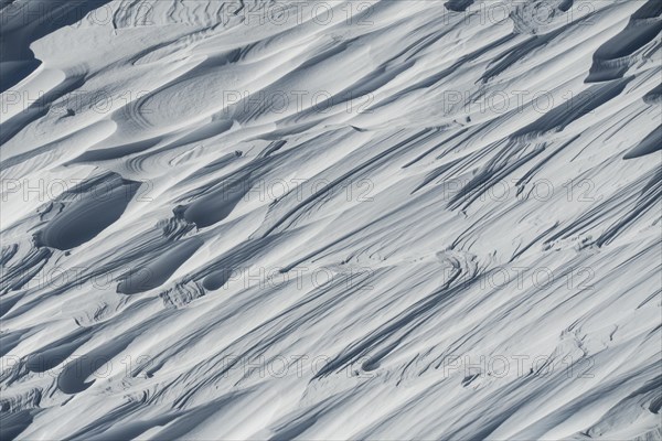 Snow surface with structures