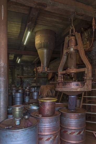 Production room for bronze powder with barrels and machines