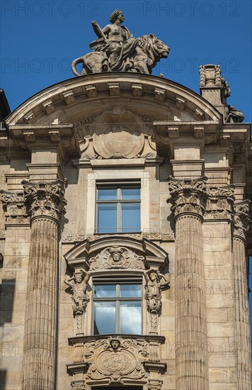 Caryatids and Kouroi at the window of Palais Lenbach