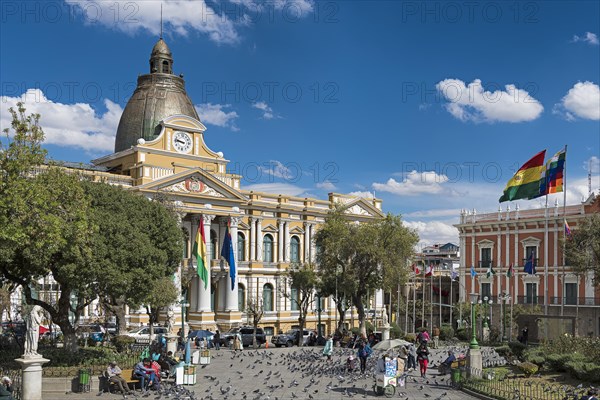 Plaza Murillo with courthouse