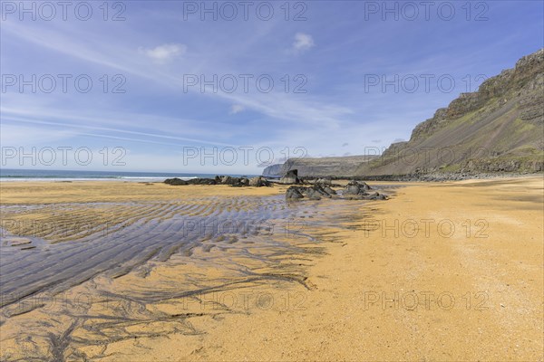 Sand structure with ripple at low tide