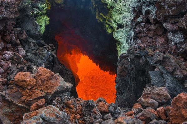 Active magma in a stream below the Tolbachik volcano