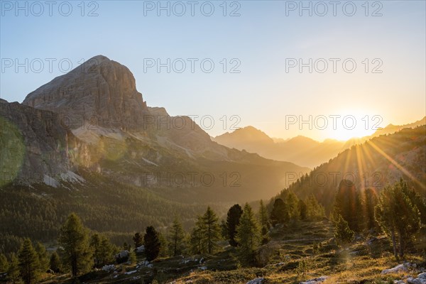 Sunrise in front of the summits Col dei Bos and Tofane