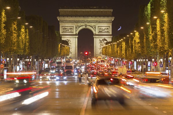 Triumphal arch with traffic