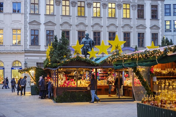 Christkindlmarkt with Fugger monument at Fuggerplatz