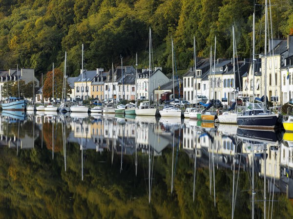 Boats on the banks of the Aulne