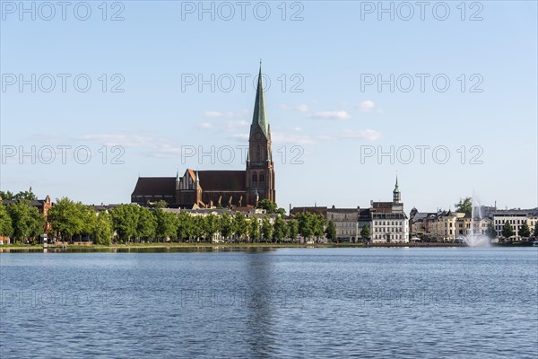 View over the Pfaffenteich to the cathedral