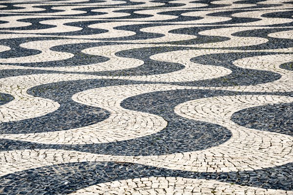 Black and white undulating plaster motif