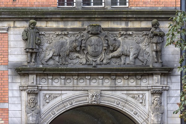 Relief above the main entrance of the Heinrich-Zille primary school built 1901-1902