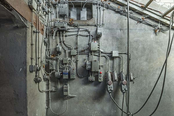 Wall with power distribution boxes in a workshop