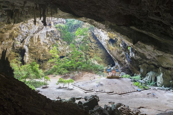 Phraya Nakhon cave