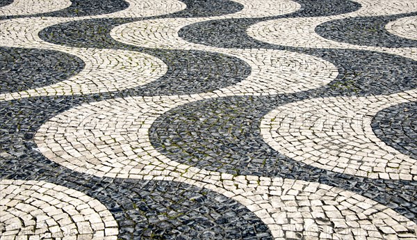 Black and white undulating plaster motif