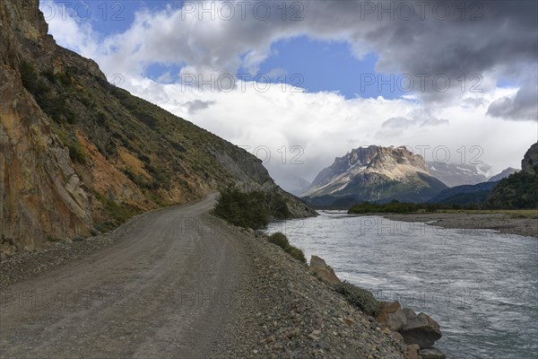 Road to the Lago del Desierto at the Rio de las Vueltas