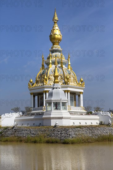 Pond in front of Maha Rattana Chedi of Wat Thung Setthi