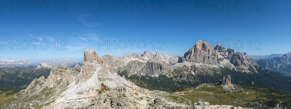 View from the top of Nuvolau to the mountain range