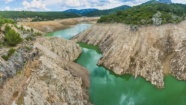 Barrage de Bimont reservoir with lowered water level