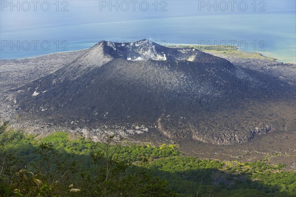 Ascent to Mount Kobui with view into the crater of the volcano Tavurvur