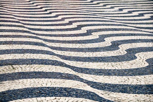 Black and white undulating plaster motif