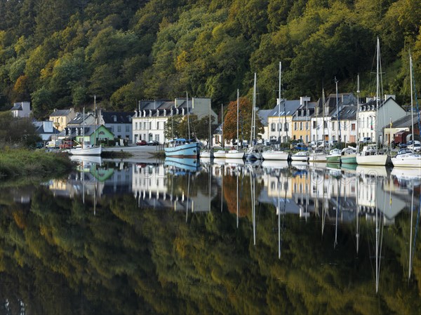 Boats on the banks of the Aulne