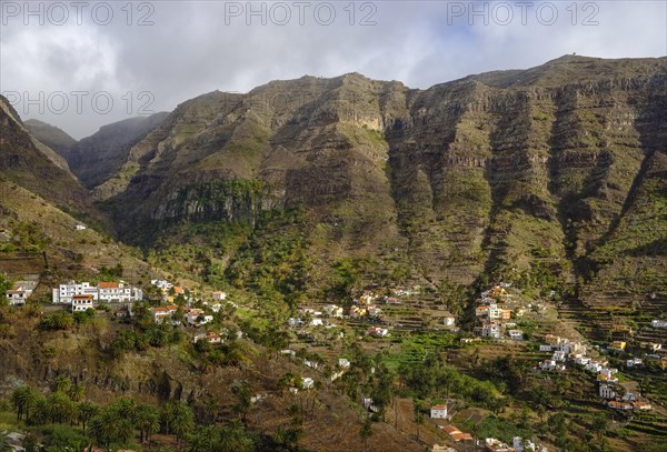 Upper valley with Lomo del Balo