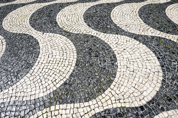 Black and white undulating plaster motif