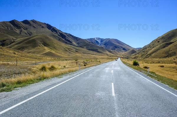 Mountain landscape with highway around the Lindis pass