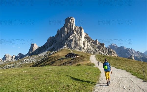 Hiker on the hiking trail to the Nuvolau