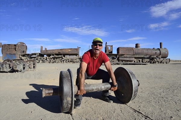 Tourist uses axle as barbell