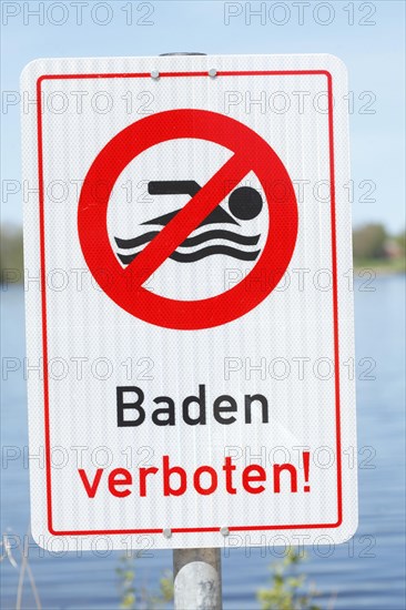 Shield bathing forbidden ! at a lake