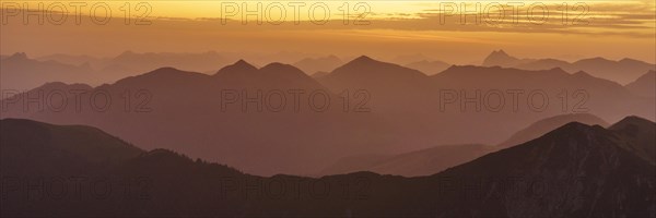 View from Schafreuter over the Vorkarwendel to the Mangfall and northern Rofan mountains