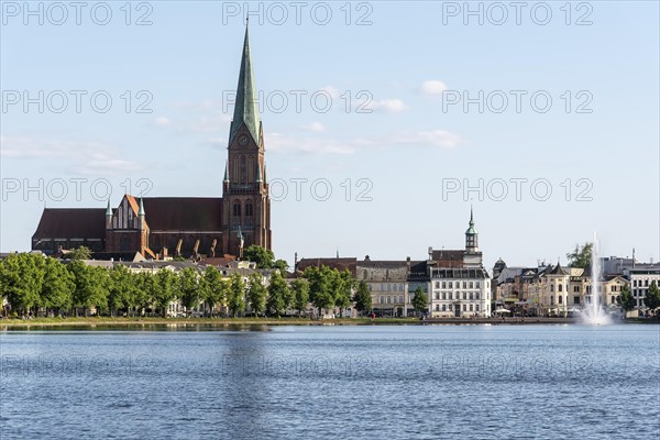 View over the Pfaffenteich to the cathedral