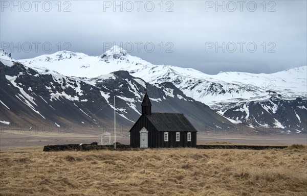 Buoakirkja church in front of snow-covered mountains