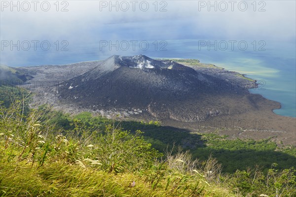 Ascent to Mount Kobui with view into the crater of the volcano Tavurvur