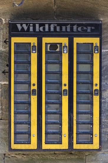 Automatic feeder in front of a game park