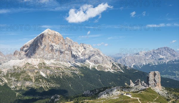 Hiking trail to Nuvolau