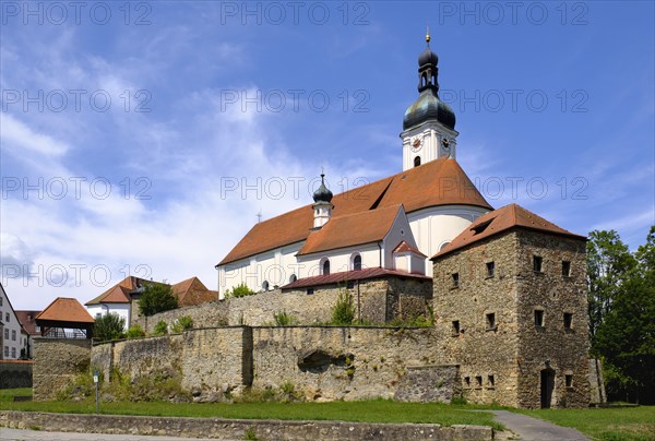 Church castle with parish church of the Assumption of the Virgin Mary