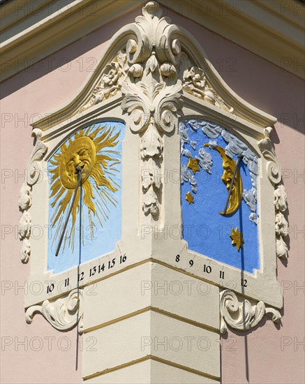 Sundial at the winery Rote Presse