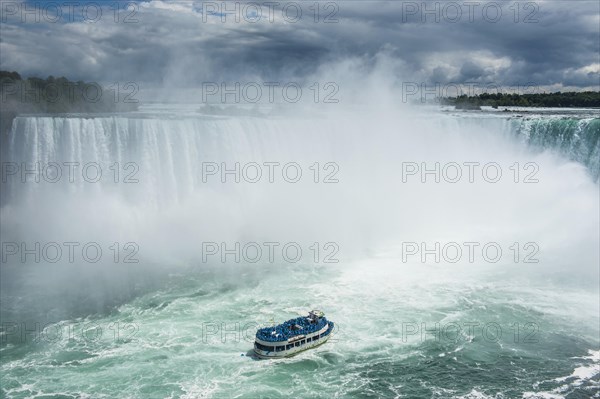 Tourist boat in the mist of the Horseshoe Falls