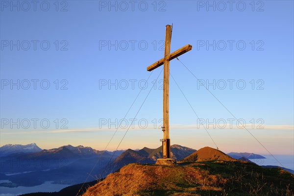 Summit cross on Hirschhornlkopf in the morning light
