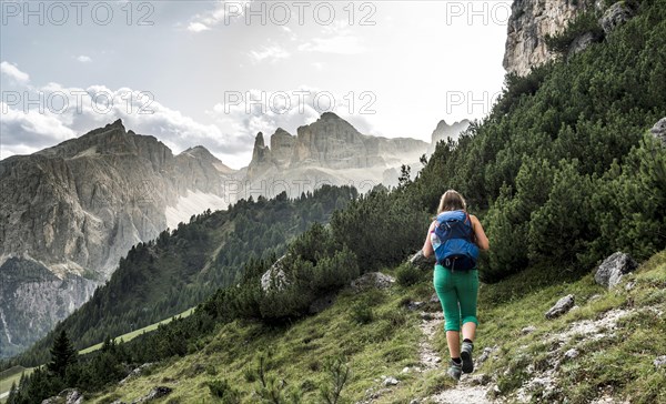 Hiker on the way to the Gardena Pass