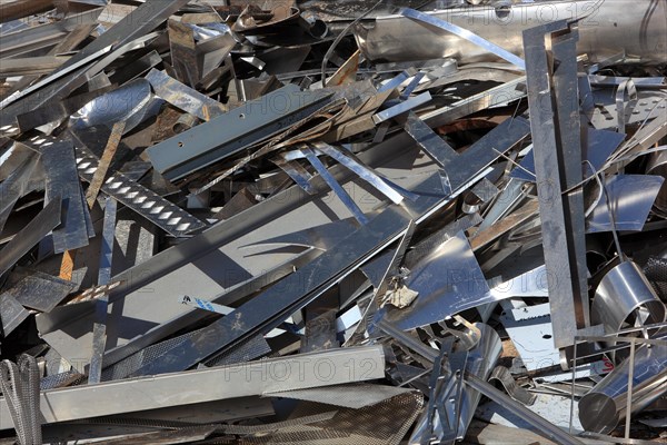 Metal waste of an industrial type on a shotcrete in a recycling plant