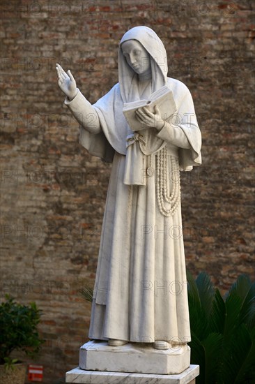 Statue of Rosa Venerini