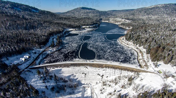 Schwarzenbach dam in winter