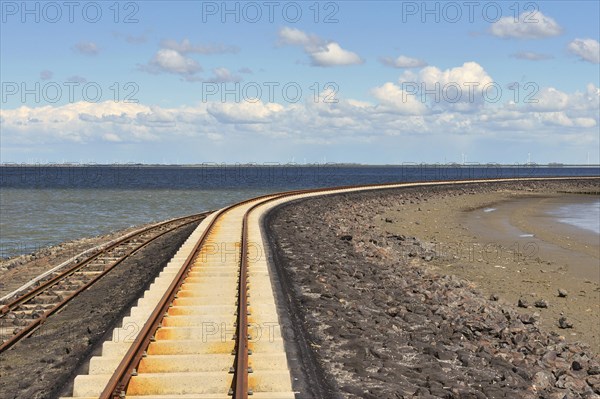 Tracks of Lorendamm on Hallig