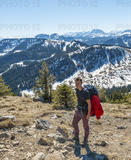 Hikers on trail to Brecherspitz