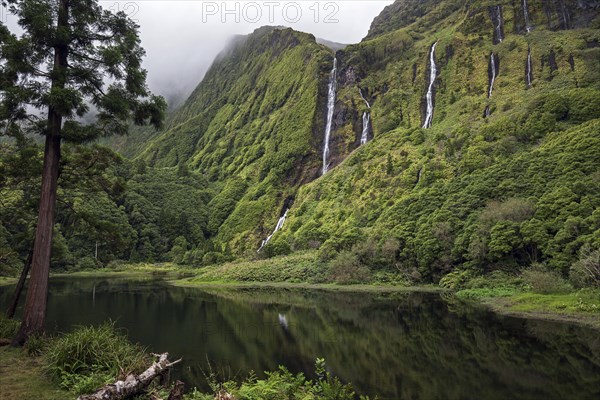 Lagoa dos Patos and waterfalls Poco da Alagoinha